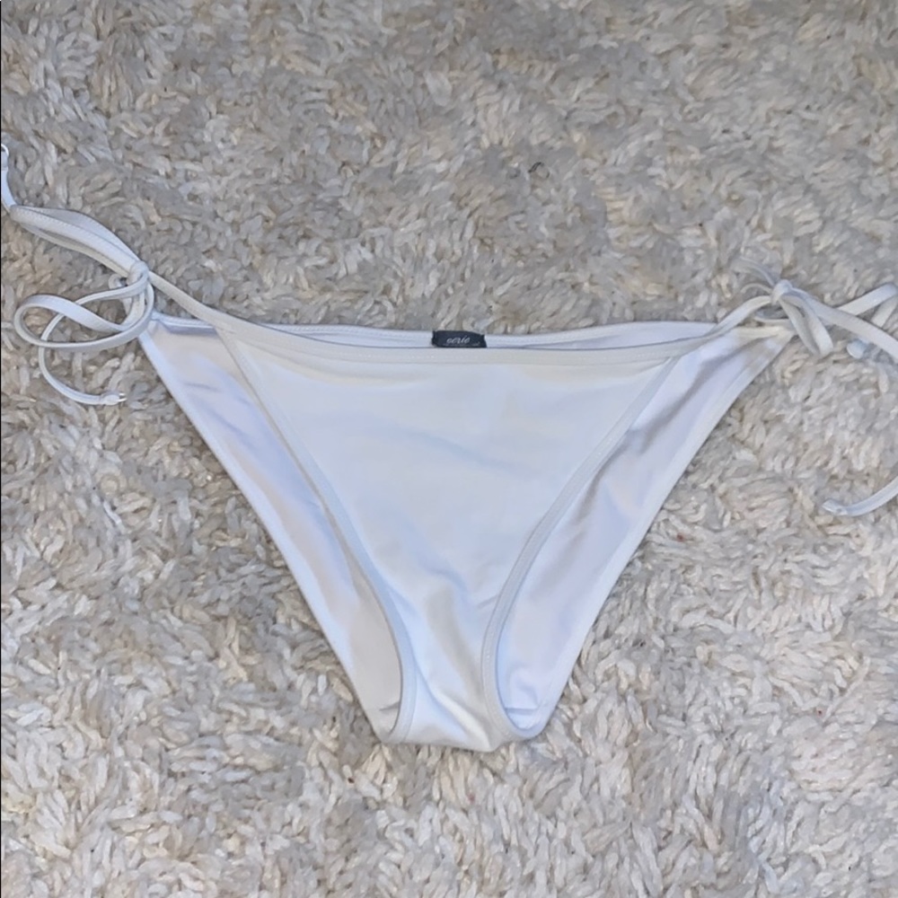 Cheeky string bikini bottoms